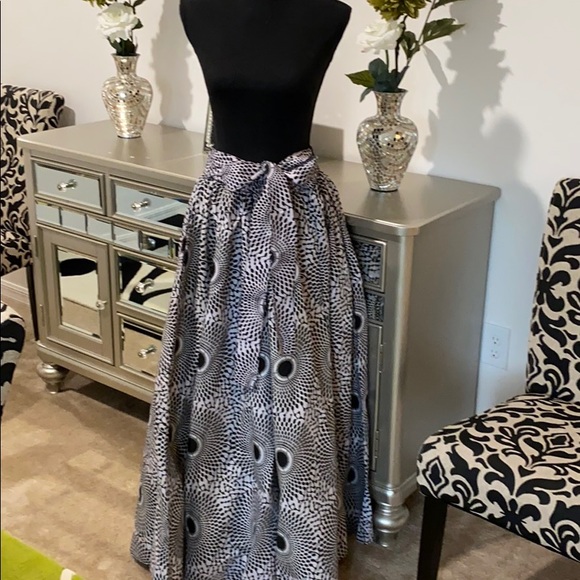 Dresses & Skirts - Black and White Print Maxi Skirt